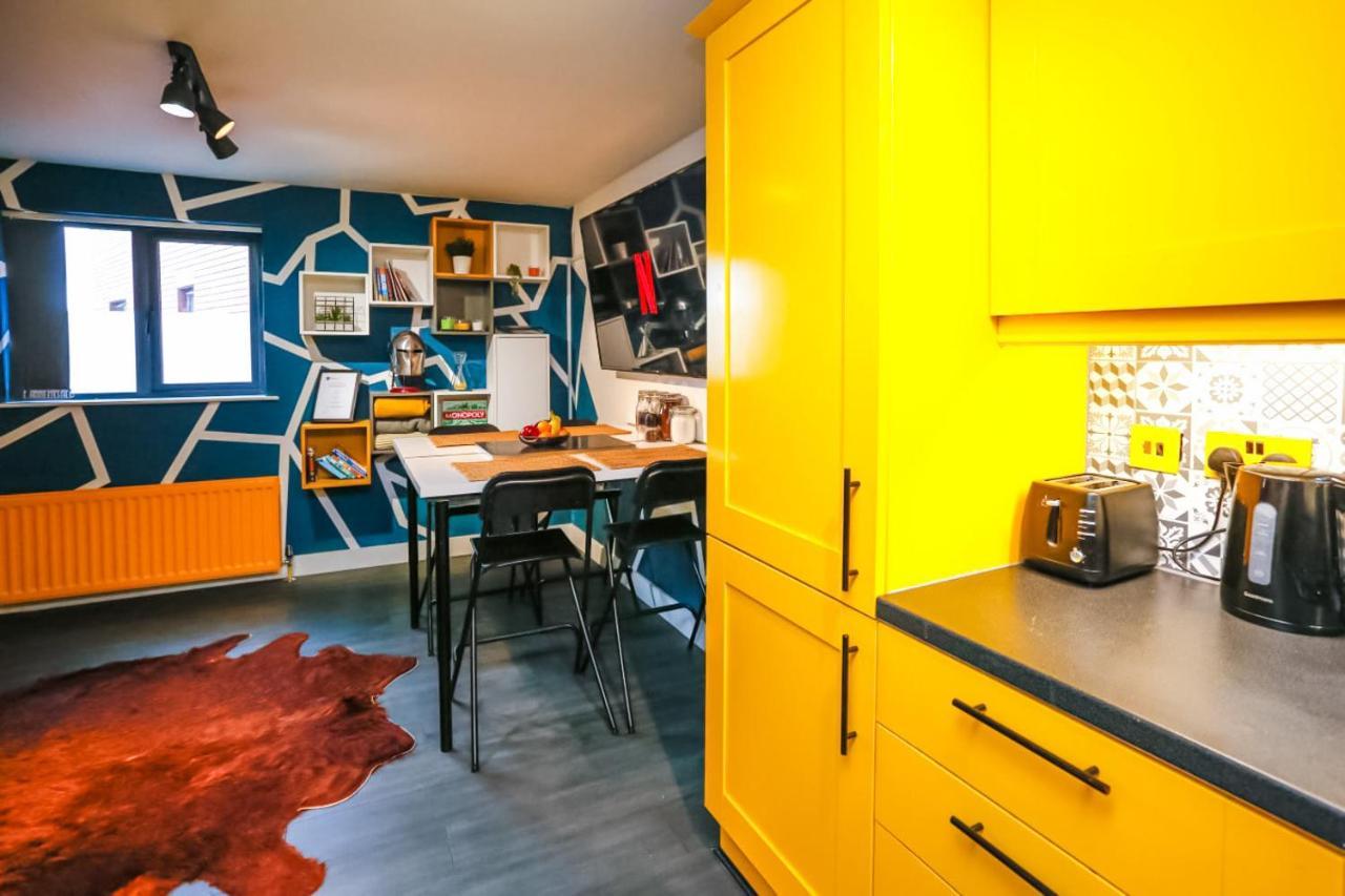 Funky City Apartment - Secure Parking - Wifi - Sleeps 6 - No Parties Belfast Eksteriør billede