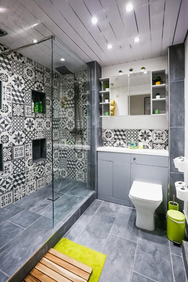 Funky City Apartment - Secure Parking - Wifi - Sleeps 6 - No Parties Belfast Eksteriør billede