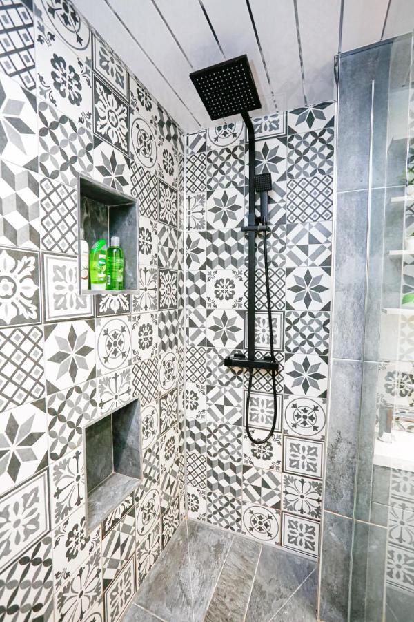 Funky City Apartment - Secure Parking - Wifi - Sleeps 6 - No Parties Belfast Eksteriør billede