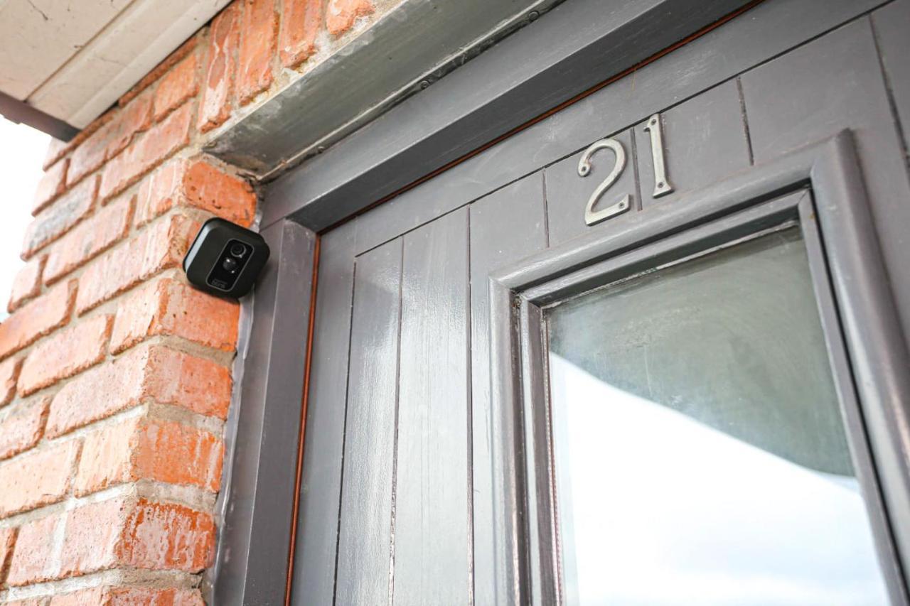 Funky City Apartment - Secure Parking - Wifi - Sleeps 6 - No Parties Belfast Eksteriør billede