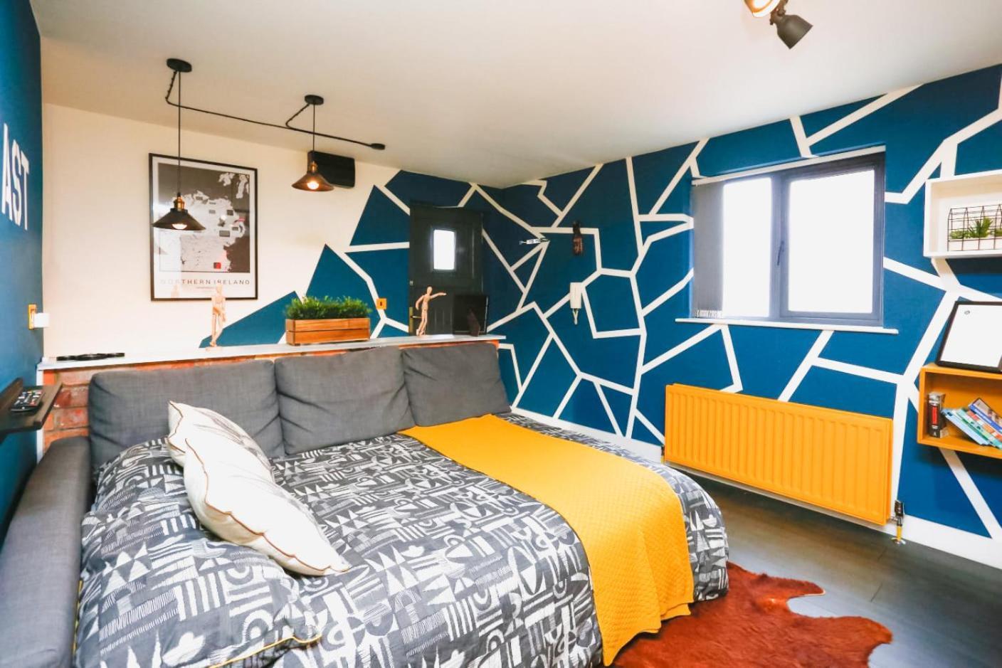 Funky City Apartment - Secure Parking - Wifi - Sleeps 6 - No Parties Belfast Eksteriør billede