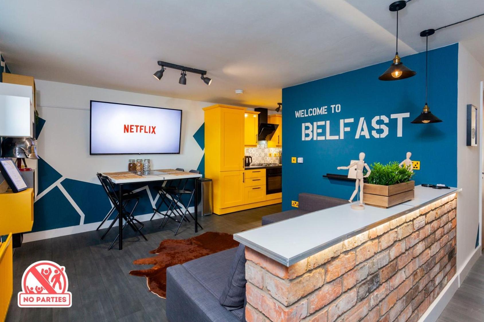 Funky City Apartment - Secure Parking - Wifi - Sleeps 6 - No Parties Belfast Eksteriør billede