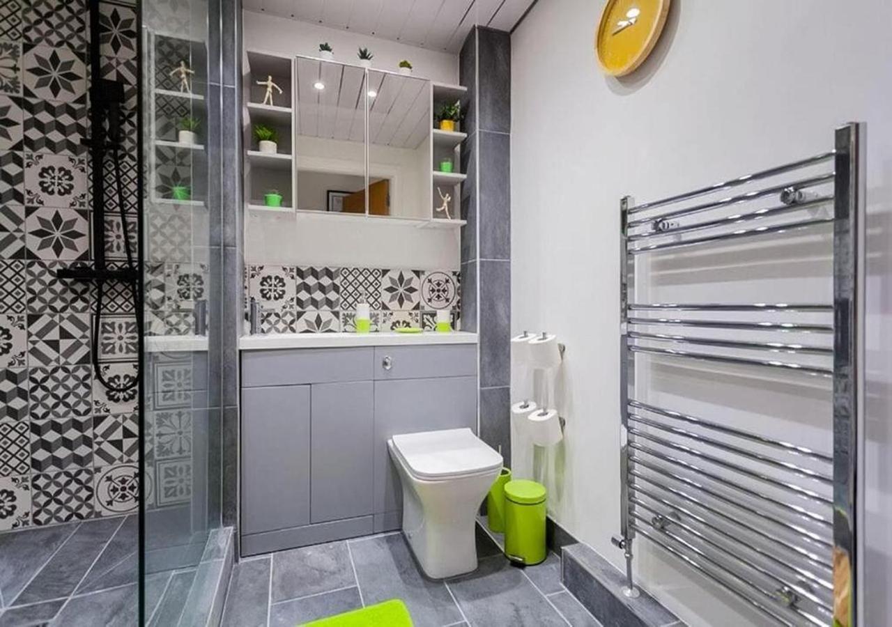 Funky City Apartment - Secure Parking - Wifi - Sleeps 6 - No Parties Belfast Eksteriør billede